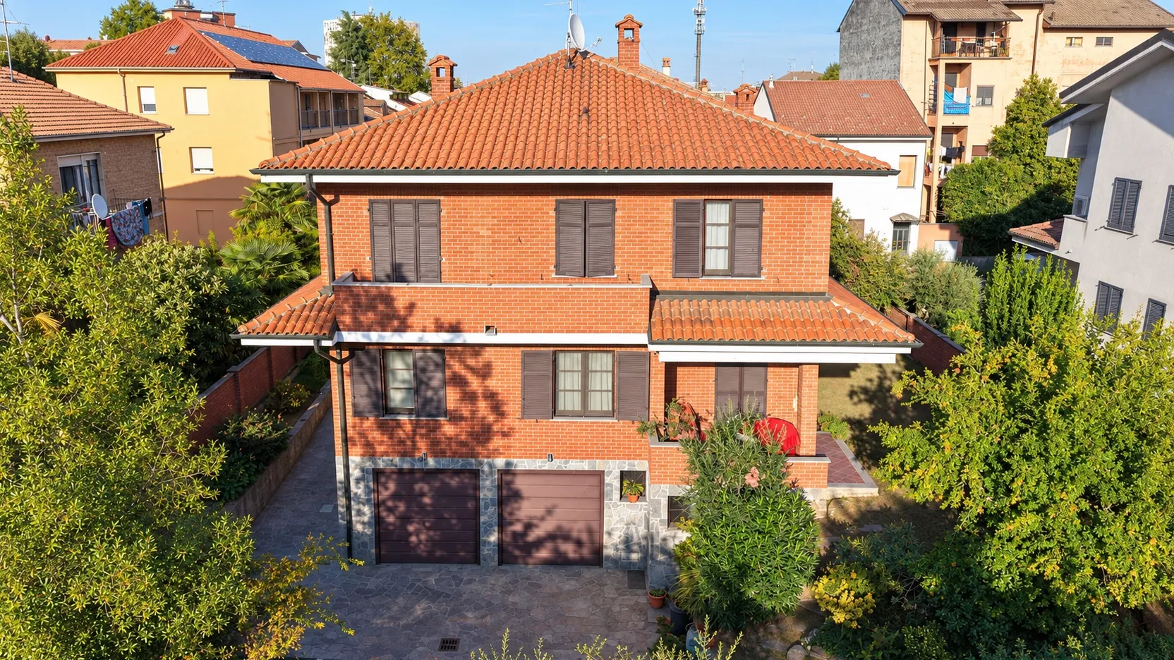 Veduta aerea del retro della villa dal drone, con il giardino posteriore