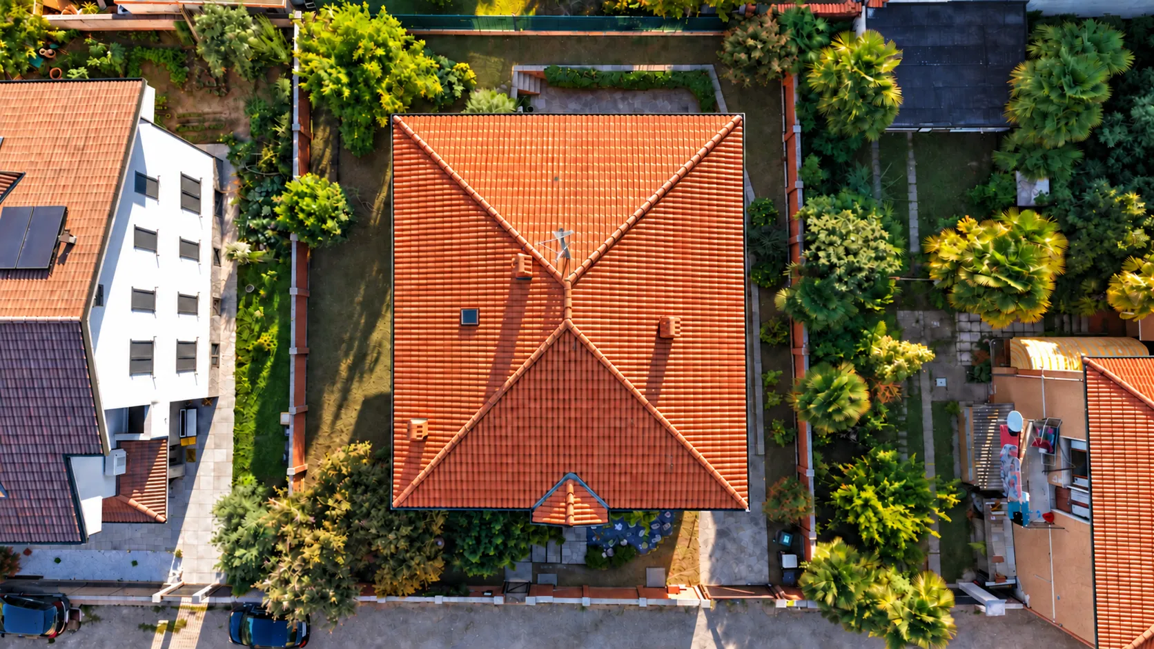 Vista zenitale dal drone: il tetto della villa e l’intero lotto visti dall’alto